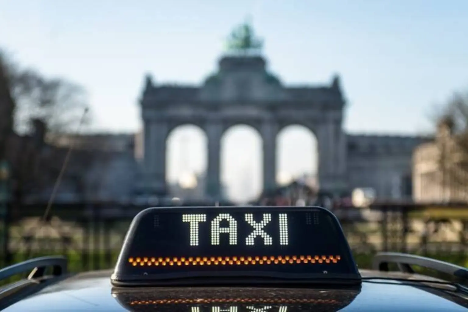 Taxi de Bruxelles devant les arcades du Cinquantenaire illuminées